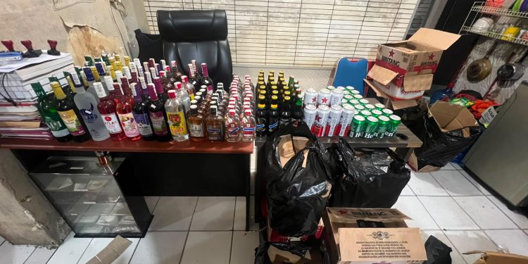 Ratusan Botol Miras Ilegal Disita di Entrop, Dua Pemilik Digelandang Polisi