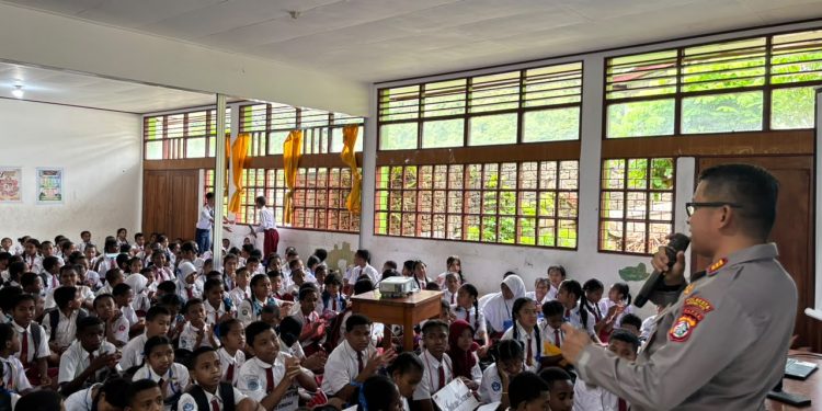 Kapolsek Japsel Bekali Ratusan Siswa soal Keselamatan Berkendara