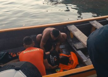 Tim Gabungan Evakuasi Korban Pemancing Jatuh ke Laut