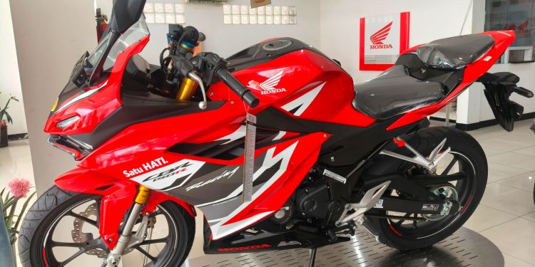 Menjelajah Beragam Jalan Papua Bersama Honda CBR150R