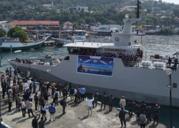 KRI Matabongsang Antar Rupiah ke 5 Pulau Terluar di Papua