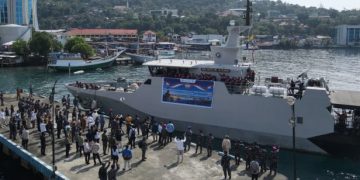 KRI Matabongsang Antar Rupiah ke 5 Pulau Terluar di Papua