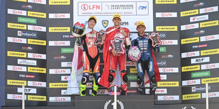 Ketangguhan CBR Series Antar Pembalap AHRT Naik Podium di Mandalika