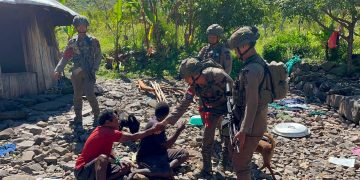 Patroli Sambil Berbagi, Cara Satgas Damai Cartenz Jaga Keamanan di Puncak Jaya