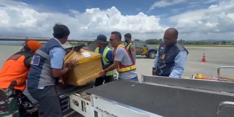 Pemulangan Jenazah Aris Sanda, Korban Penembakan KKB Dikawal Ketat