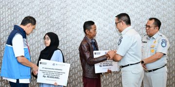 Jasa Raharja Serahkan Santunan kepada Dua Ahli Waris Korban KM Virgo Transport 8