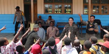 Bawa Keceriaan di Intan Jaya, Satgas Ops Damai Cartenz Hibur Siswa Sekolah Dasar