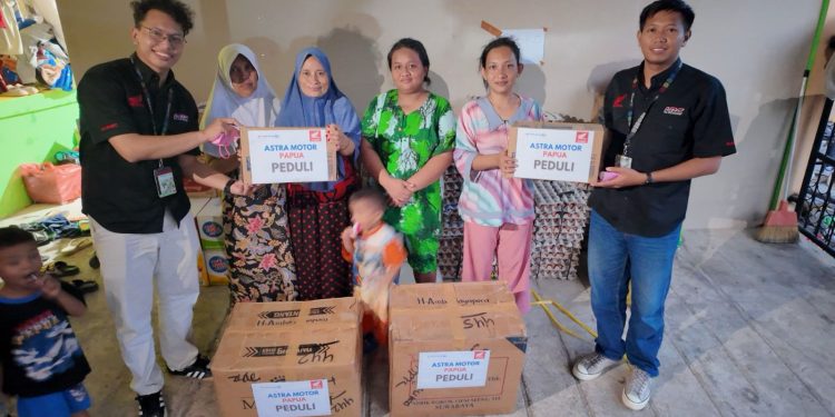 Astra Motor Papua Serahkan Bantuan Sandang bagi Korban Terdampak Kebakaran