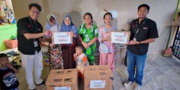 Astra Motor Papua Serahkan Bantuan Sandang bagi Korban Terdampak Kebakaran