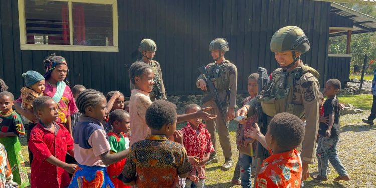 Sambangi Gereja GIDI Dondobaga, Satgas Damai Cartenz Pastikan Puncak Jaya Kondusif