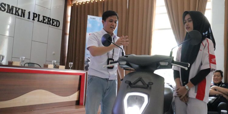Dukung Generasi Cerdas di SMK, AHM Edukasi Teknologi Sepeda Motor Listrik
