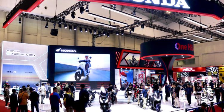 Honda ICON e: dan CUV e: Meriahkan Booth AHM di IMOS 2024