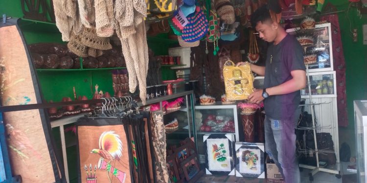 Pedagang Souvenir di Jayapura Keluhkan Daya Beli Turun Drastis