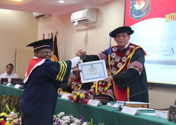 Aloysius Giyai Raih Gelar Doktor Ilmu Pemerintahan dengan Hasil Sangat Memuaskan