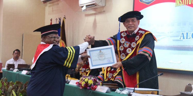 Aloysius Giyai Raih Gelar Doktor Ilmu Pemerintahan dengan Hasil Sangat Memuaskan