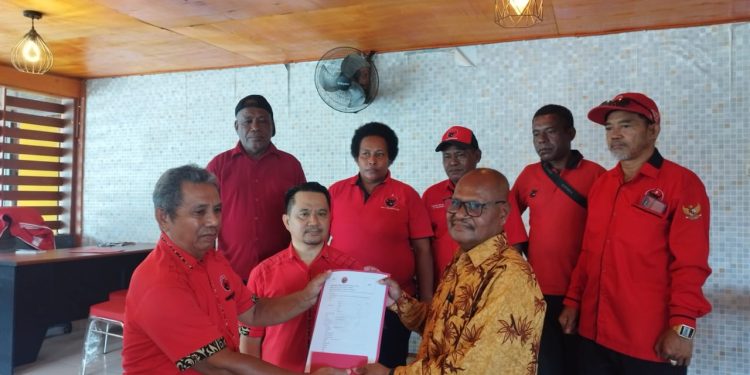 Maju Pilkada 2024, Alpius Toam yang Pertama Ambil Formulir Pendaftaran di PDIP