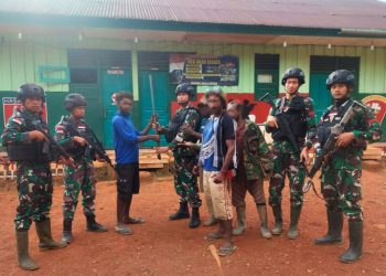 Anggota KSTB Kodap V Serahkan Senpi kepada Satgas Yonif 725/Woroagi