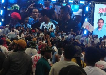 Ribuan Masyarakat Sambut Kedatangan Gibran di Papua