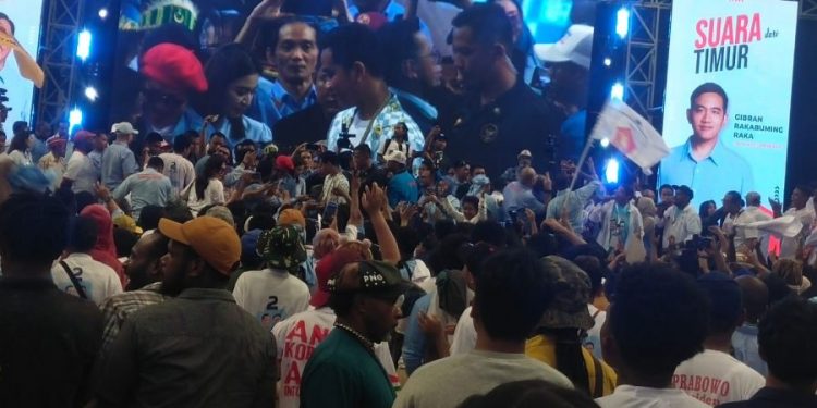 Ribuan Masyarakat Sambut Kedatangan Gibran di Papua
