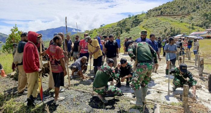 Aparat Gabungan Bangun Kembali Pasar Kiwirok