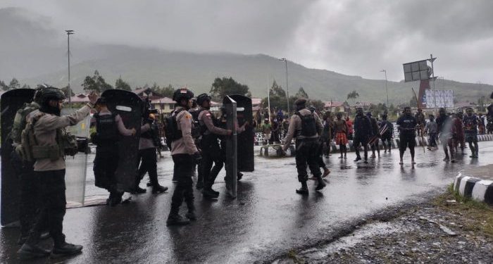 Di Puncak Jaya, Pendukung Paslon Saling Serang di Hari Pencoblosan