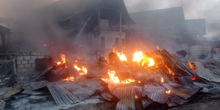 Polisi Masih Dalami Penyebab Kebakaran di Pasar Pharaa Sentani