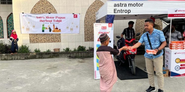 Semarak Ramadan, Astra Motor Papua Berbagi Takjil kepada Masyarakat
