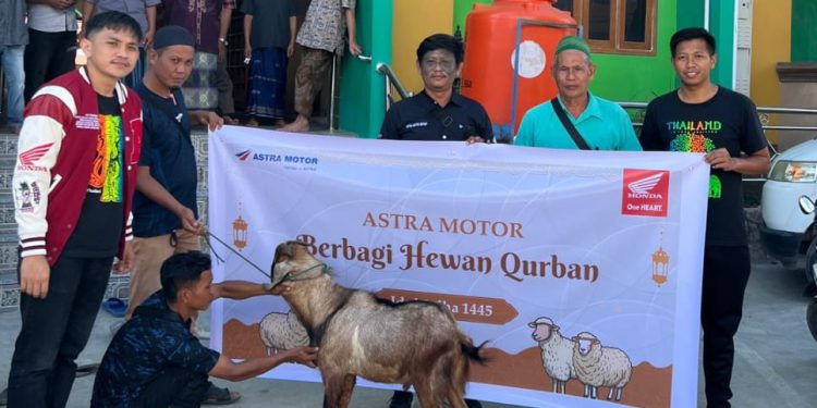 Wujud Berbagi, Astra Motor Papua Telah Serahkan 4 Ekor Hewan Kurban