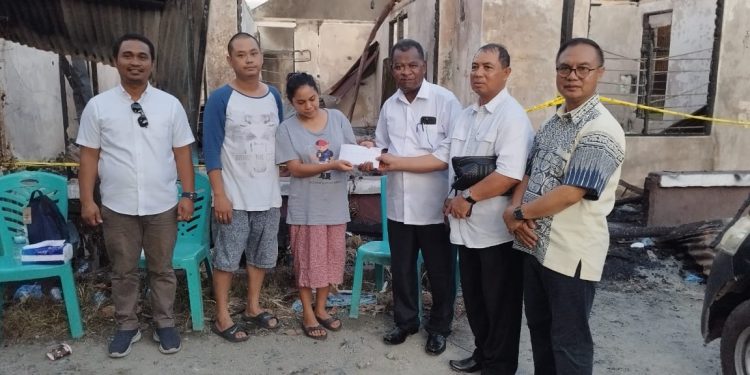 Usai Daftar di KPU, Paslon JJO-ART Serahkan Bantuan kepada Korban Kebakaran di Caravan