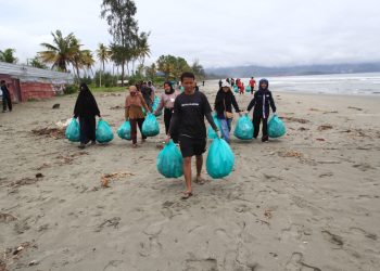 Antara Biro Papua Gandeng Rumah Bakau Jayapura Bersihkan Sampah di Pantai Holtekamp