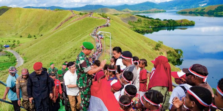 Bendera Merah Putih Sepanjang 1.000 Meter Terbentang di Bukit Tungku Wiri Papua