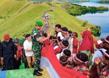 Bendera Merah Putih Sepanjang 1.000 Meter Terbentang di Bukit Tungku Wiri Papua
