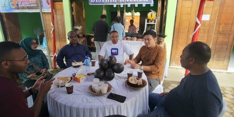 Pj Bupati Jayapura Beri SIU kepada Seorang Pengrajin