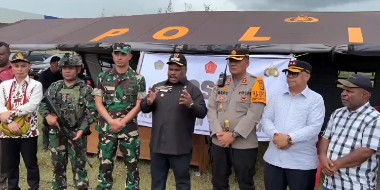 Bupati Yahukimo Siap Mundur Jika Isu Keterlibatan TNI-Polri Jadi Guru dan Nakes Terbukti
