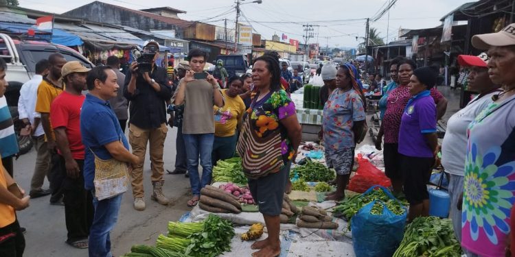 Cabup JMW Temukan Sejumlah Persoalan saat Blusukan di Pasar Pharaa Sentani