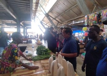 Blusukan di Pasar Pharaa Sentani, Pedagang Minta Cabup JMW Benahi Pasar Jika Terpilih