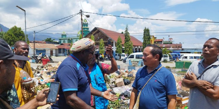 Blusukan ke Pasar, Cabup Nomor Urut 4 Dengar Keluhan Warga soal Sampah