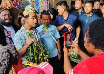 Blusukan di Pasar Pharaa Sentani, Gibran Borong Dagangan Mama Papua
