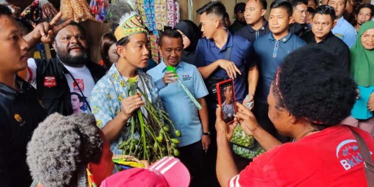 Blusukan di Pasar Pharaa Sentani, Gibran Borong Dagangan Mama Papua