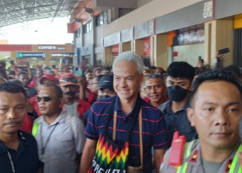 Tiba di Jayapura, Capres Ganjar Disambut Antusias Ratusan Masyarakat dan Relawannya