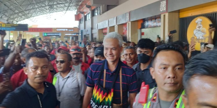 Tiba di Jayapura, Capres Ganjar Disambut Antusias Ratusan Masyarakat dan Relawannya
