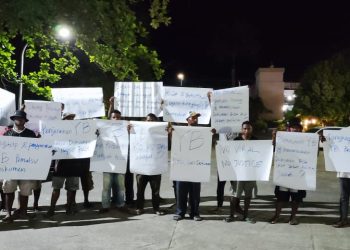 Aksi Demo di Tengah Pelaksanaan Debat Publik Kedua Pilgub Papua