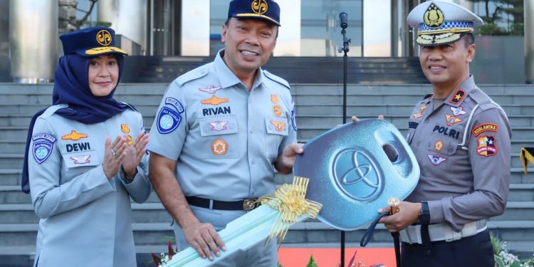 Turunkan Fatalitas Korban Kecelakaan, Jasa Raharja Hibahkan Ambulans untuk Korlantas Polri