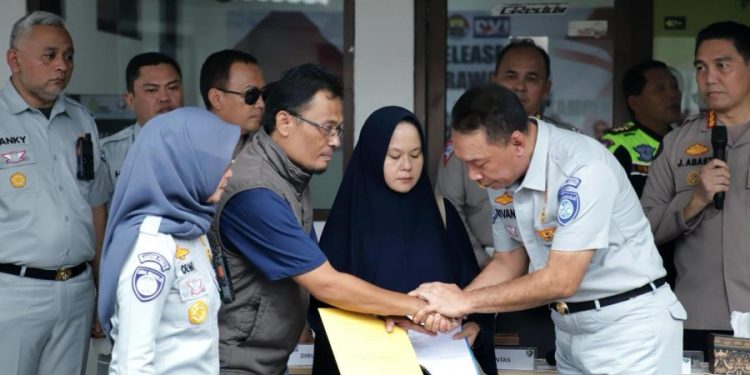 Satu Ahli Waris Korban Laka KM58 yang Teridentifikasi Terima Santunan Jasa Raharja