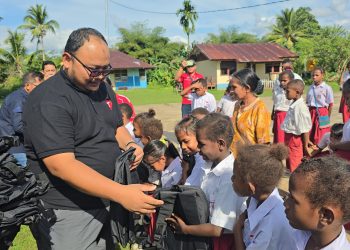 Telkomsel Salurkan Donasi Perlengkapan Sekolah untuk Pelajar di Papua