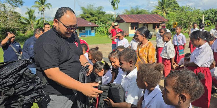 Telkomsel Salurkan Donasi Perlengkapan Sekolah untuk Pelajar di Papua