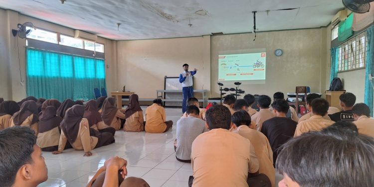 Astra Motor Papua Edukasi Keselamatan Berkendara Siswa SMA Hikmah Yapis Jayapura
