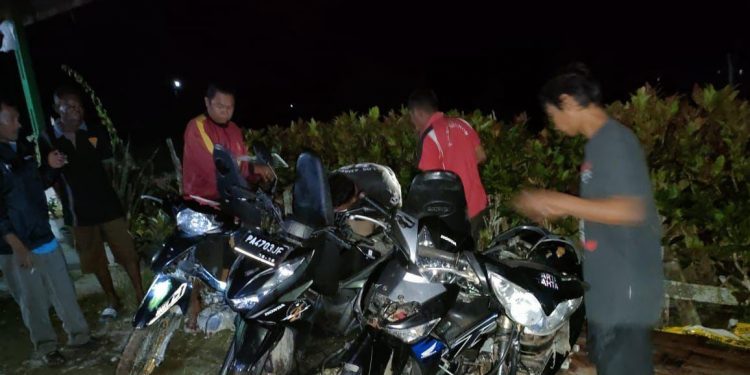 4 Motor Jarahan saat Konflik Sosial di Kampung Karya Bumi Diserahkan Warga ke Polisi