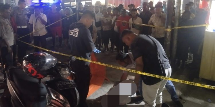 Seorang Pria Paruh Baya Ditemukan Tak Bernyawa di Depan Pelataran Toko