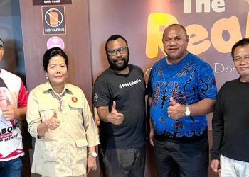 Viral Foto Plt Kadisdik Jayapura Bersama Ketua Parpol di Papua